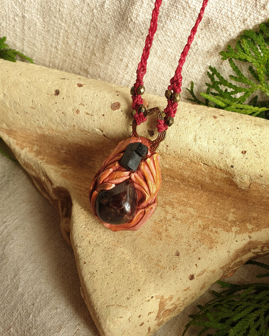 crni turmalin i granat privjesak