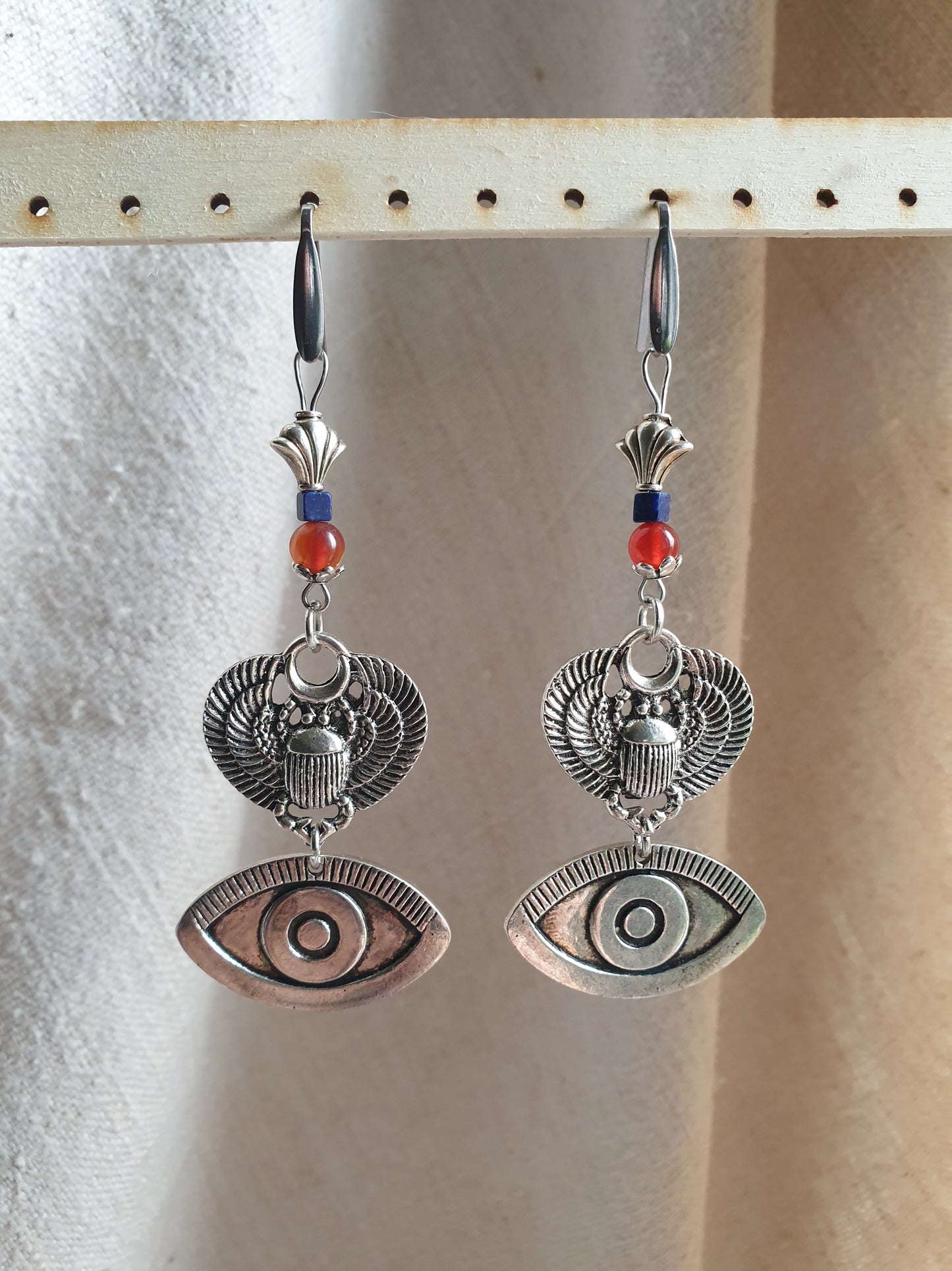 karneol i lapis lazuli naušnice - skarabej