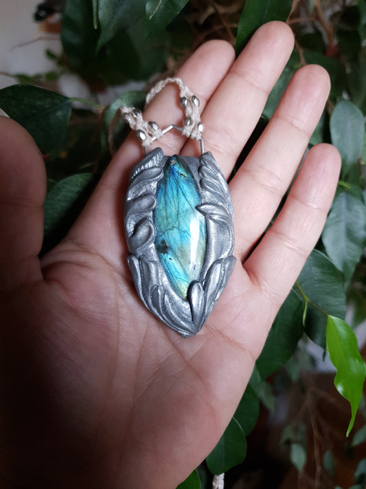 plavi labradorit privjesak - srebreni ton - vilinska kolekcija