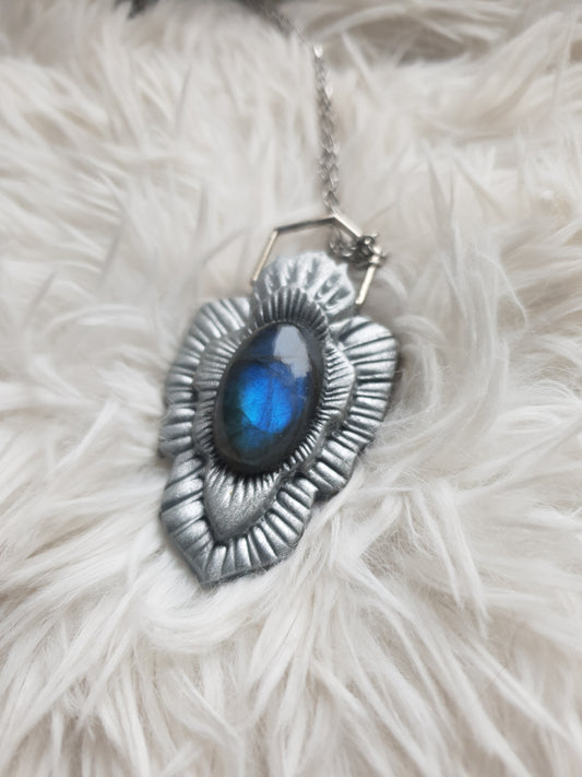 tamno plavi labradorit privjesak - vilinski štit