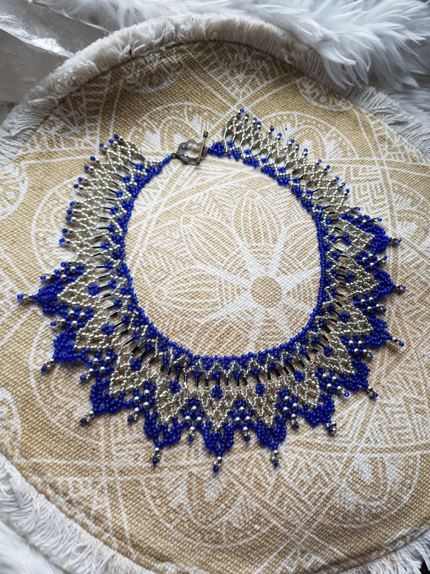 ogrlica od staklenih perlica - tradicijski nakit - plavo srebrno