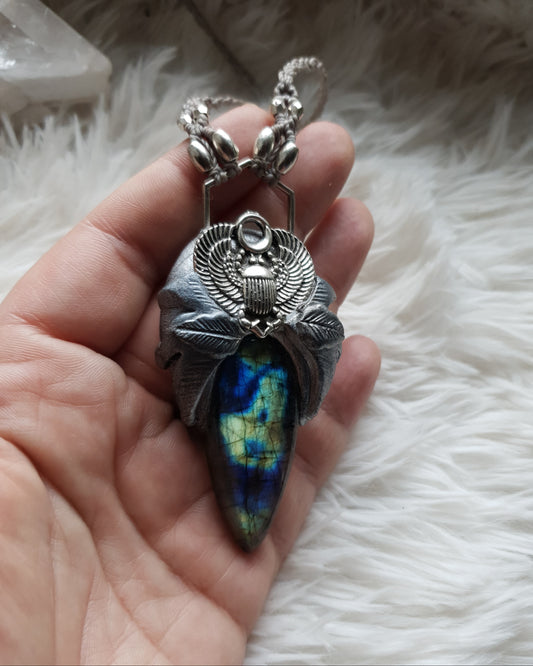 plavo zeleni labradorit skarabej privjesak - khepri