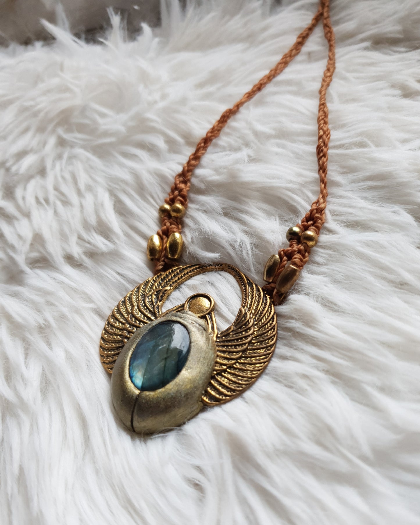 zlatno plavi labradorit skarabej privjesak - khepri