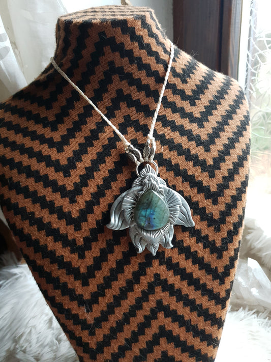 plavi labradorit privjesak