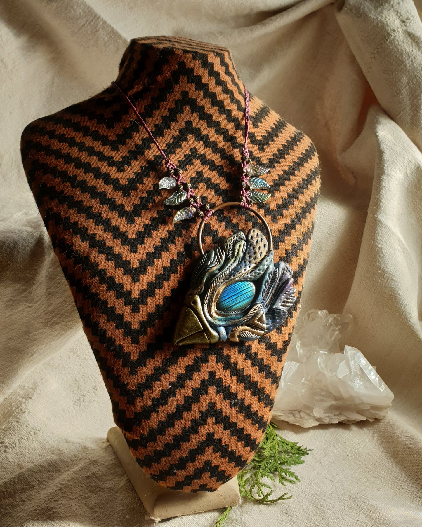 totem plava kozmička ptica - plavi labradorit ogrlica