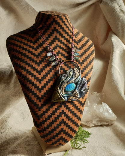 totem plava kozmička ptica - plavi labradorit ogrlica