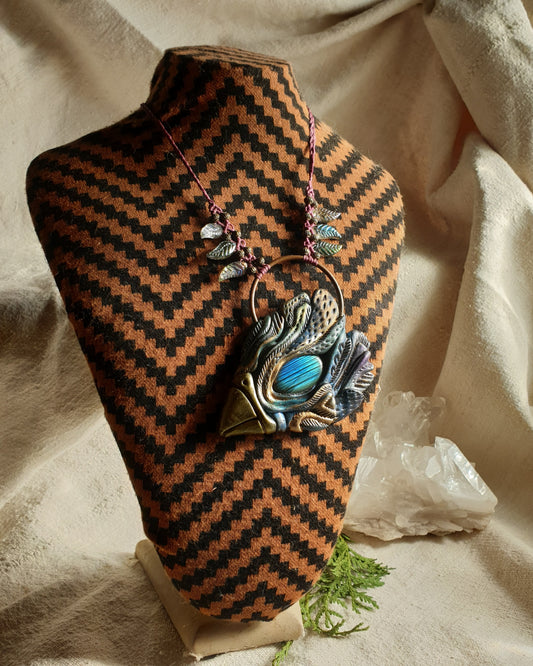 totem plava kozmička ptica - plavi labradorit ogrlica