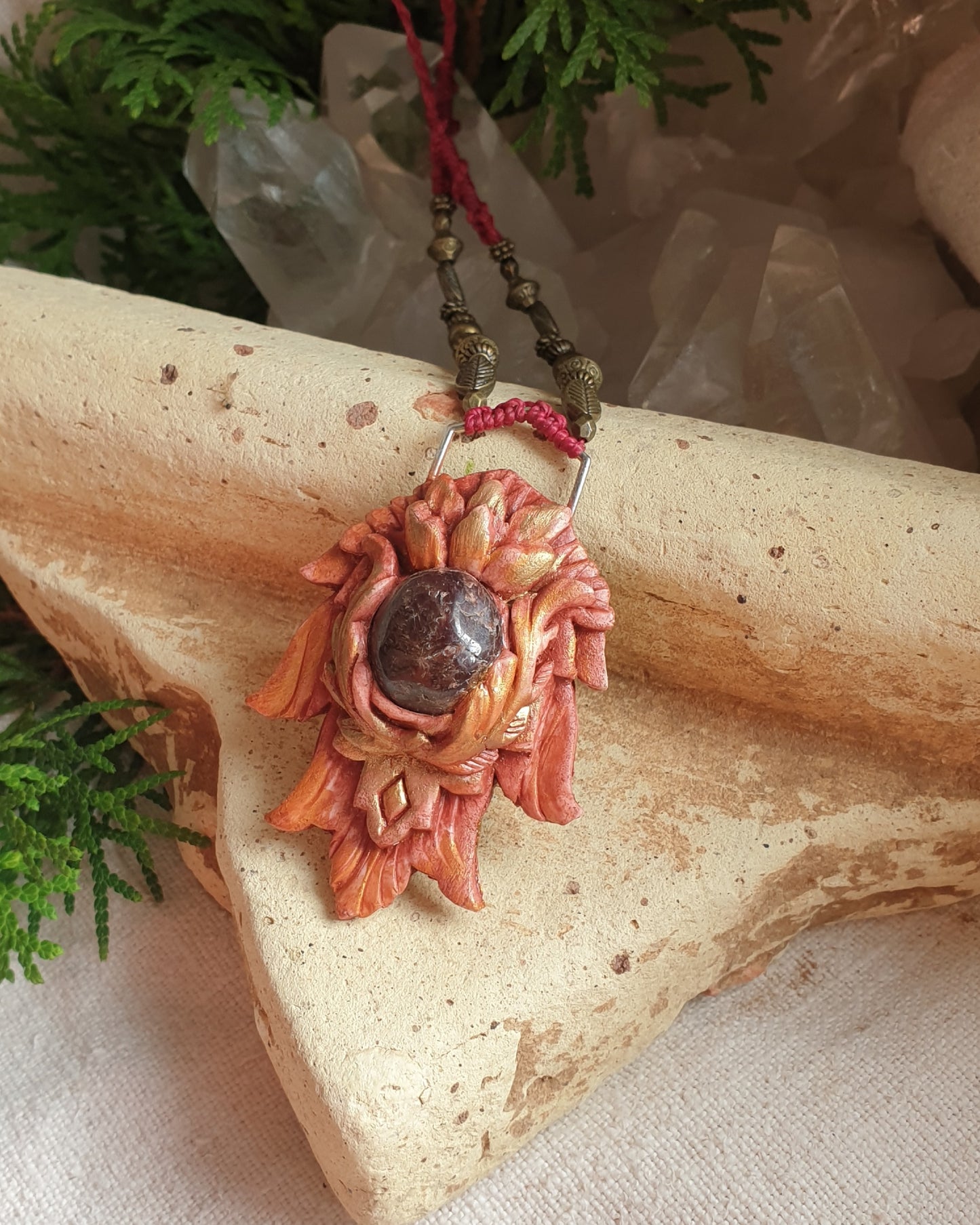 granat privjesak- vilinski štit