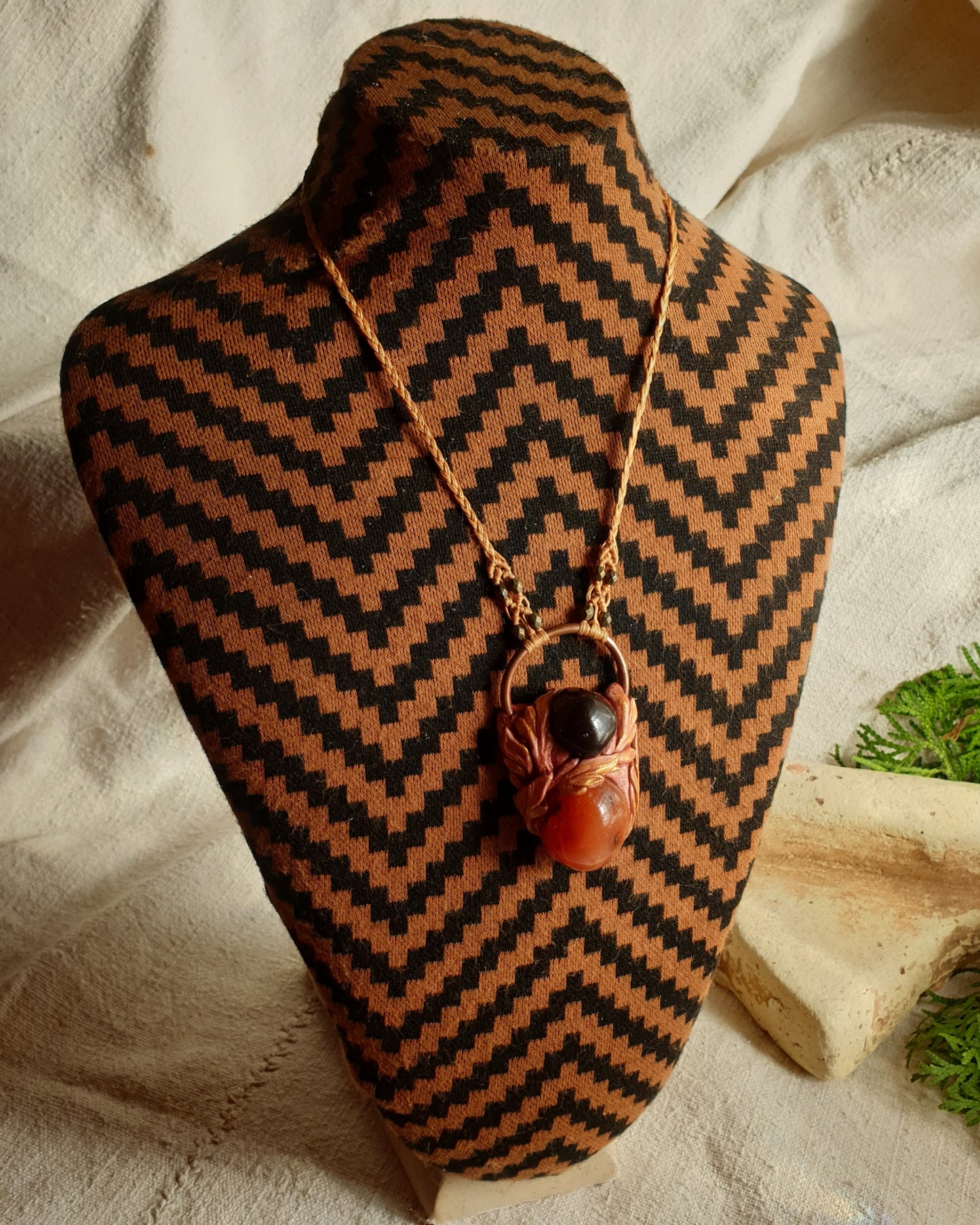 granat i karneol privjesak