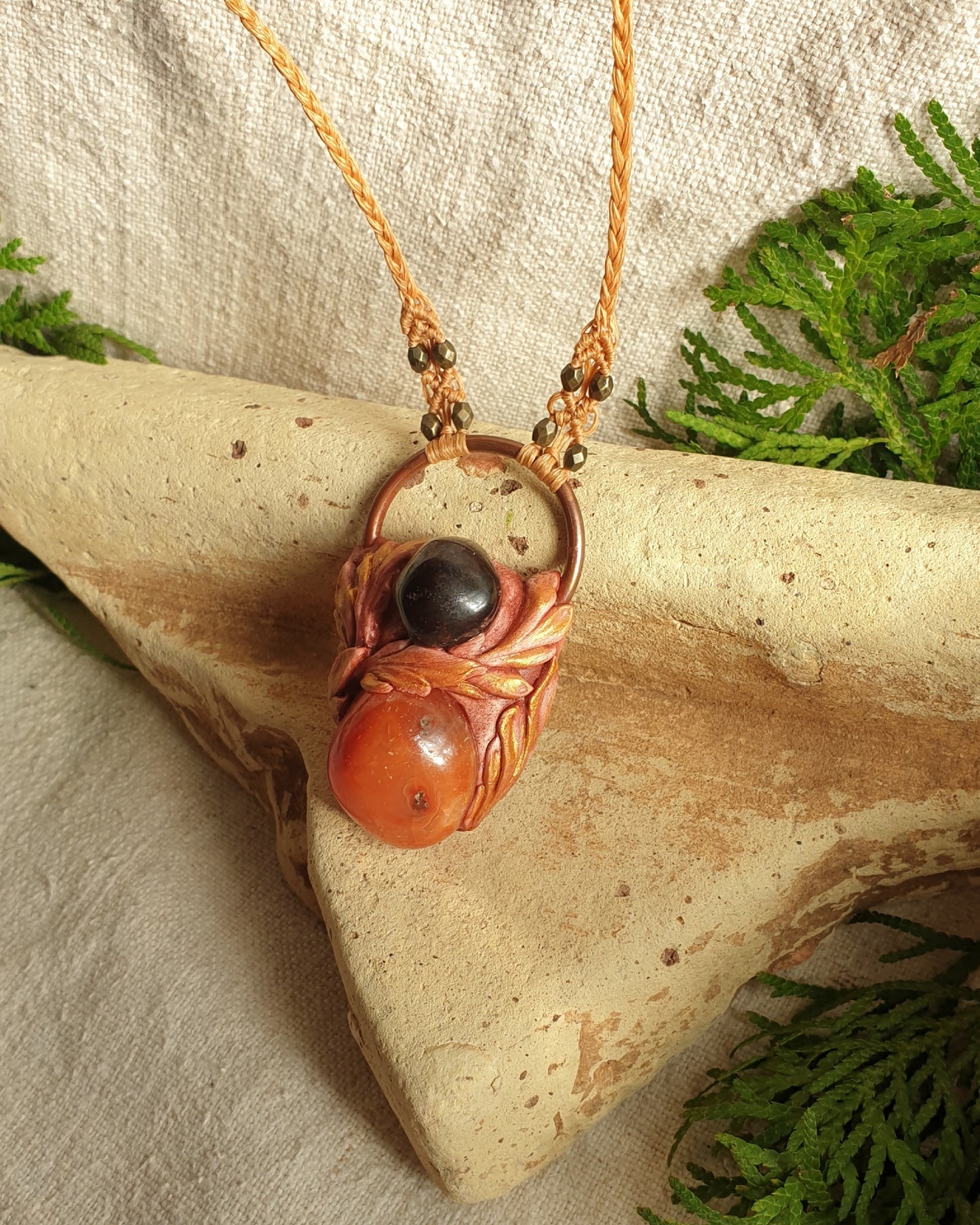 granat i karneol privjesak