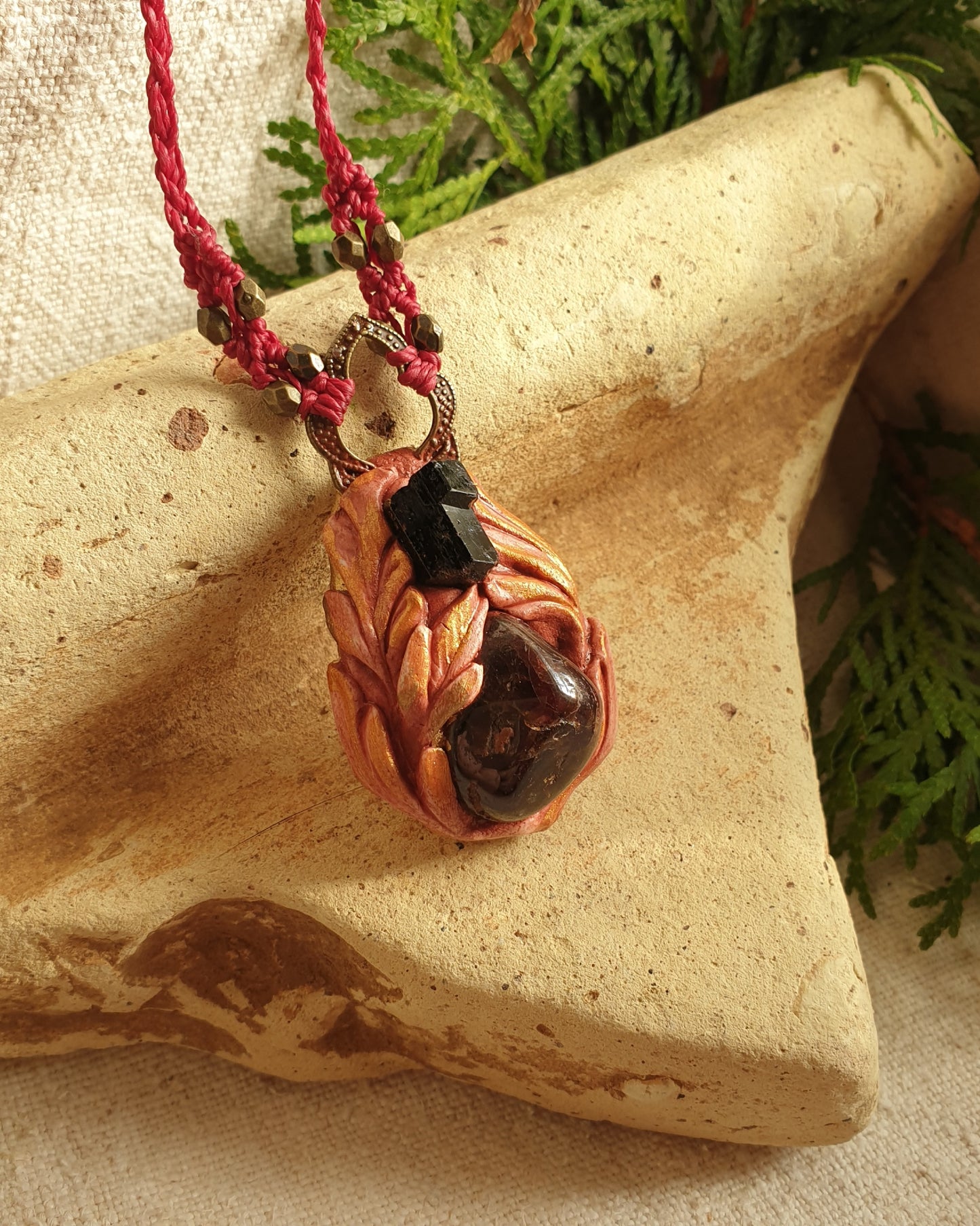 crni turmalin i granat privjesak