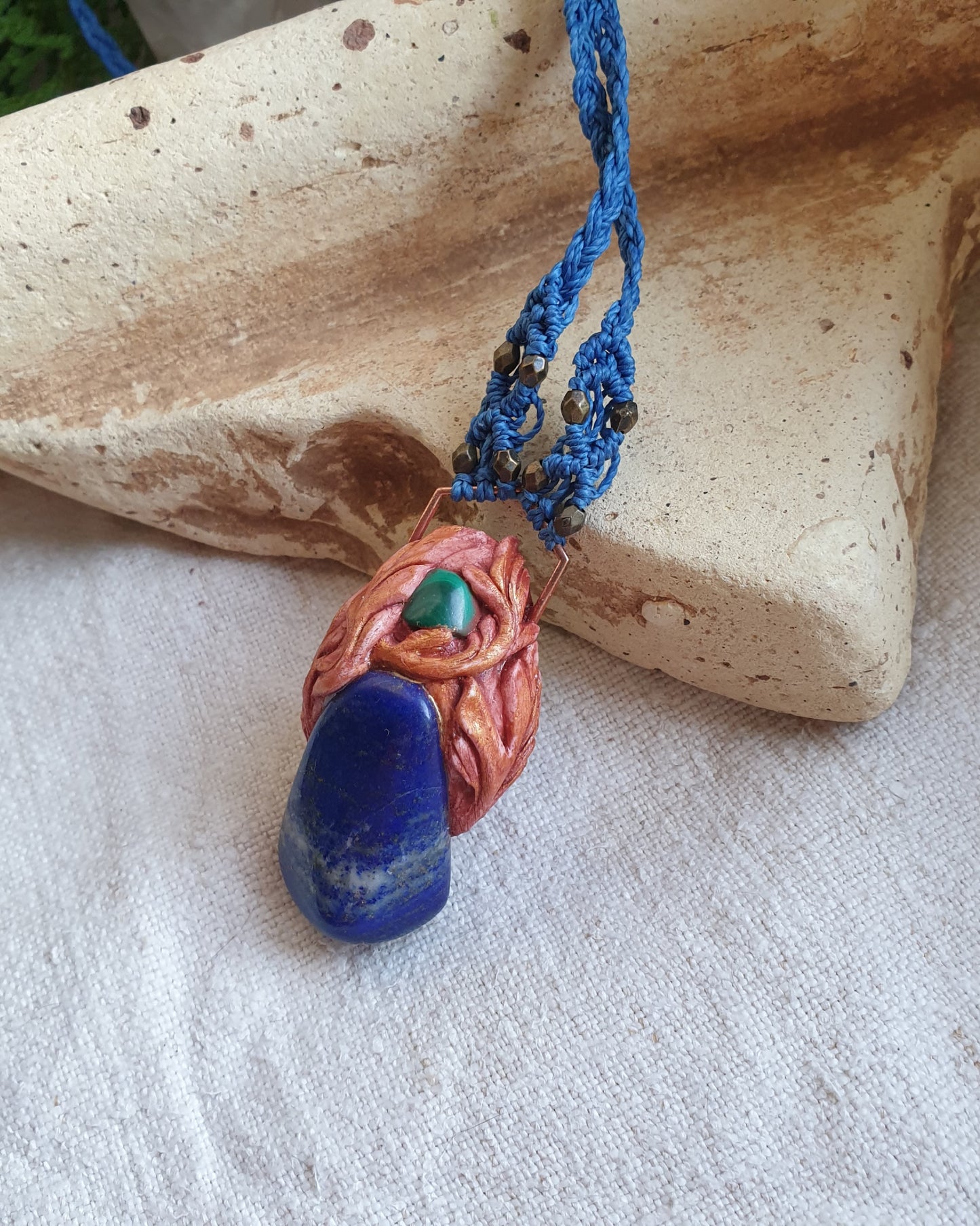 lapis lazuli i malahit privjesak