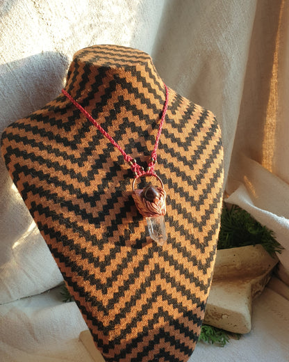 prirodna bistra špica gorskog kristala i granat privjesak