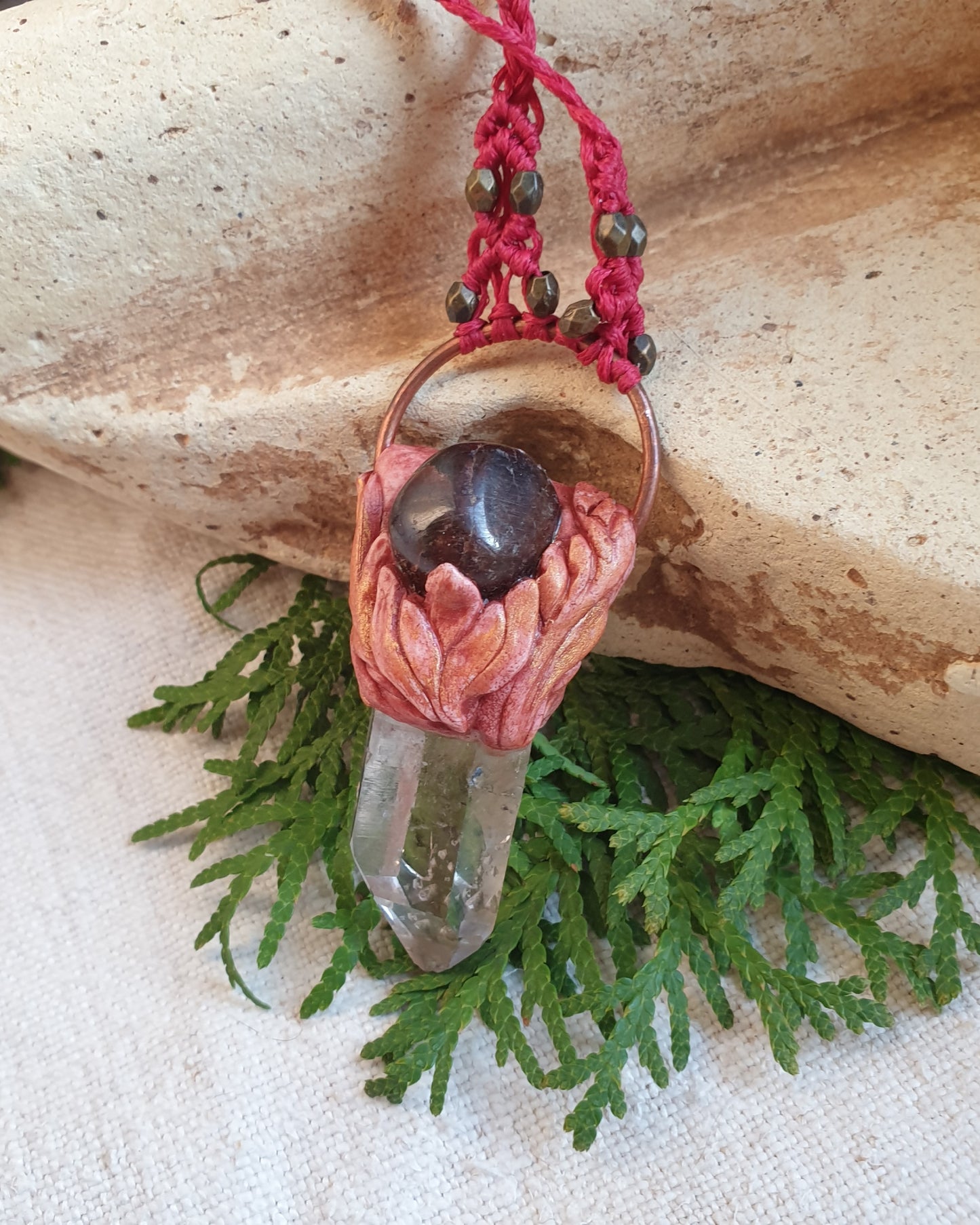 prirodna bistra špica gorskog kristala i granat privjesak