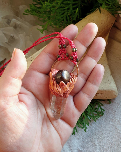 prirodna bistra špica gorskog kristala i granat privjesak