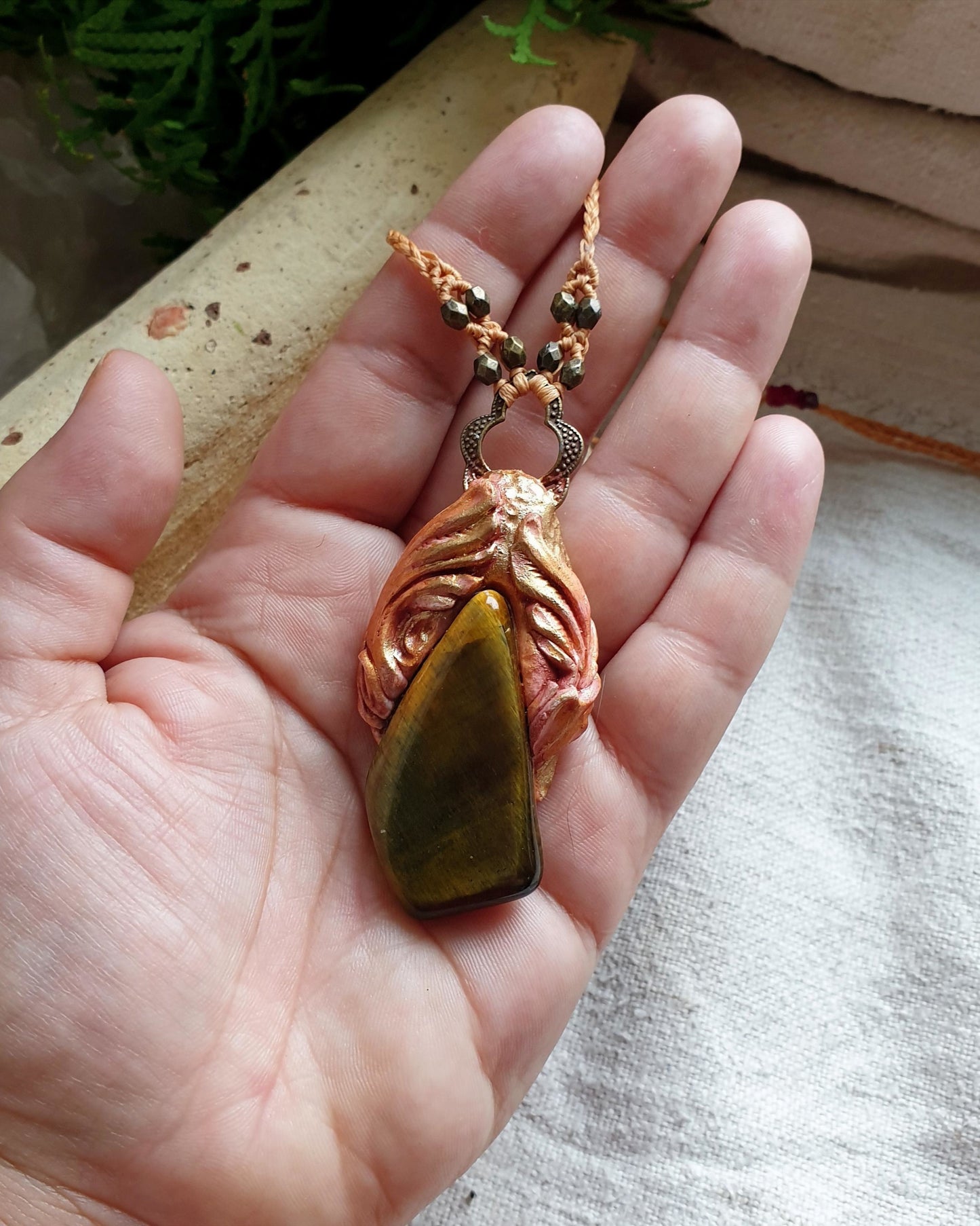 zlatno tigrovo oko privjesak