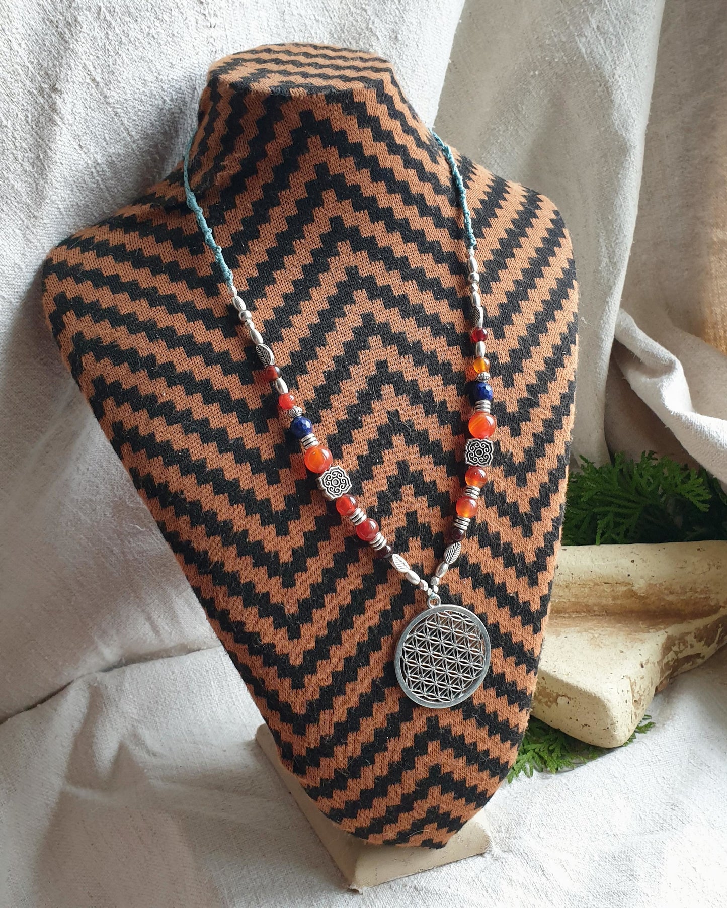 cvijet života ogrlica - srebrni ton - lapis lazuli - karneol