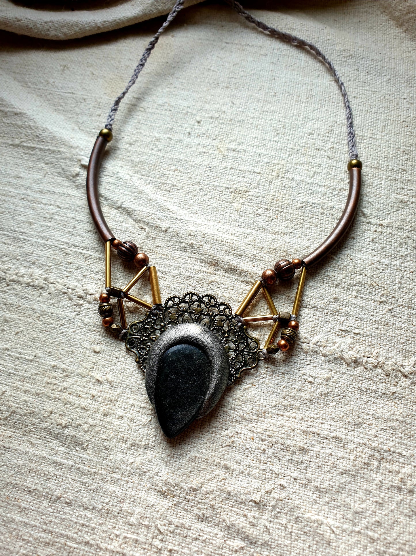 srebrni obsidian - neo tribal boho ogrlica