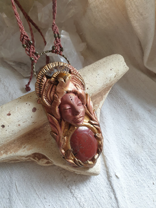 crveni jaspis šumski čuvar ogrlica