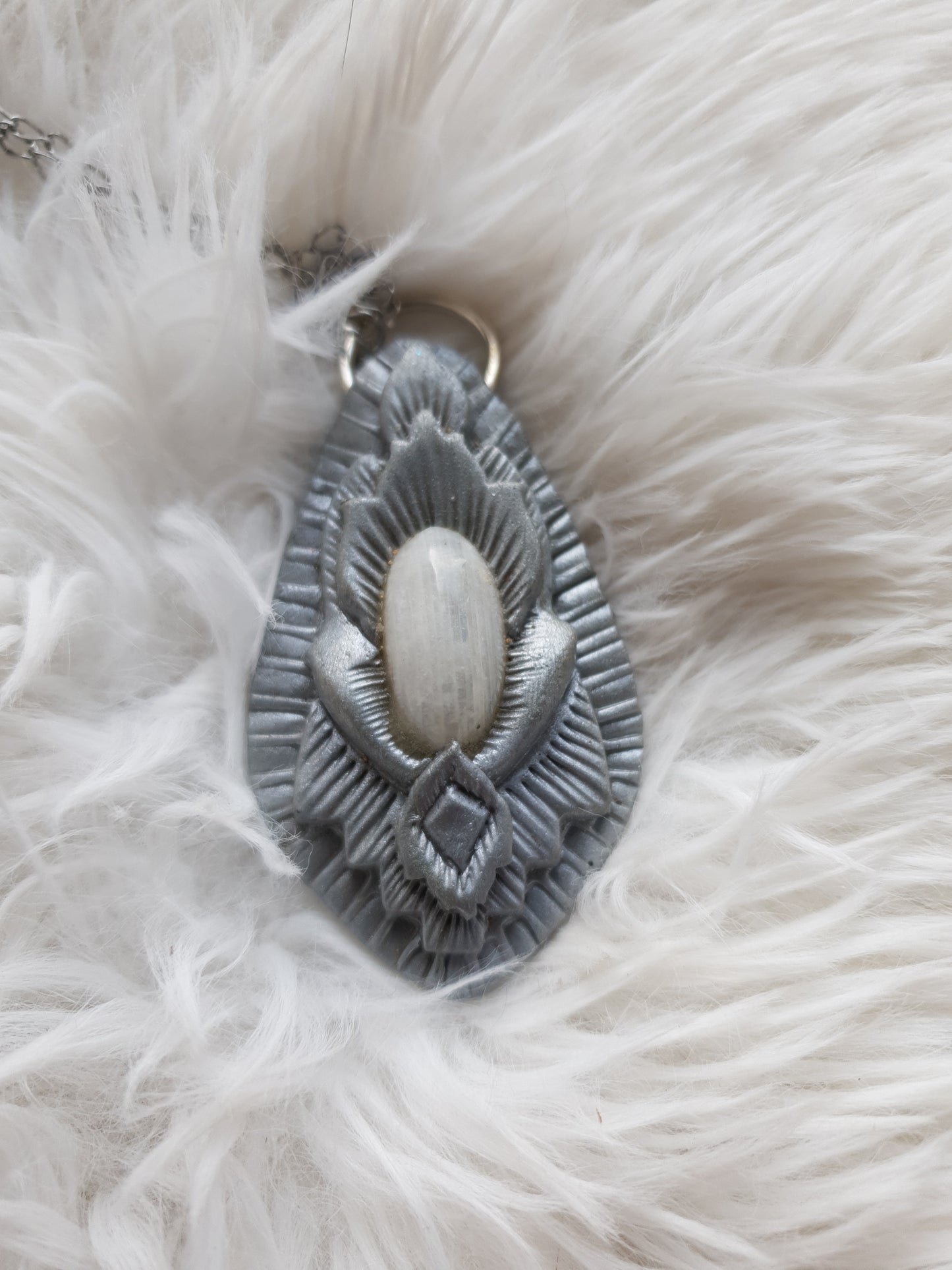 mjecečev kamen privjesak - vilinski štit kolekcija