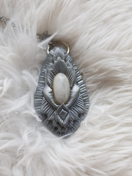 mjecečev kamen privjesak - vilinski štit kolekcija