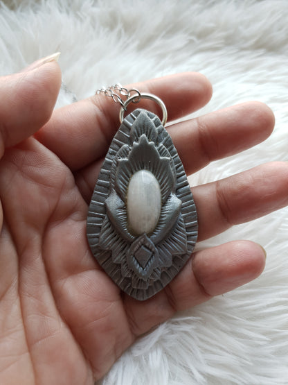 mjecečev kamen privjesak - vilinski štit kolekcija