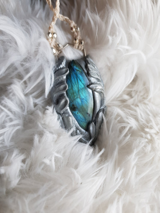 plavi labradorit privjesak - srebreni ton - vilinska kolekcija