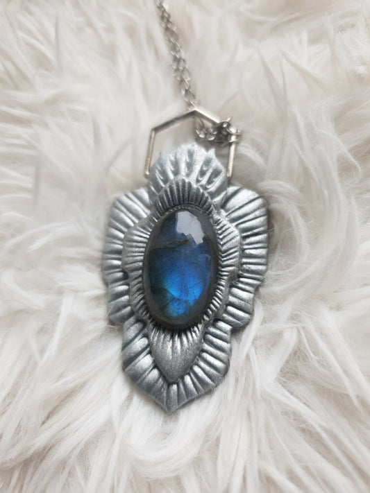 tamno plavi labradorit privjesak - vilinski štit