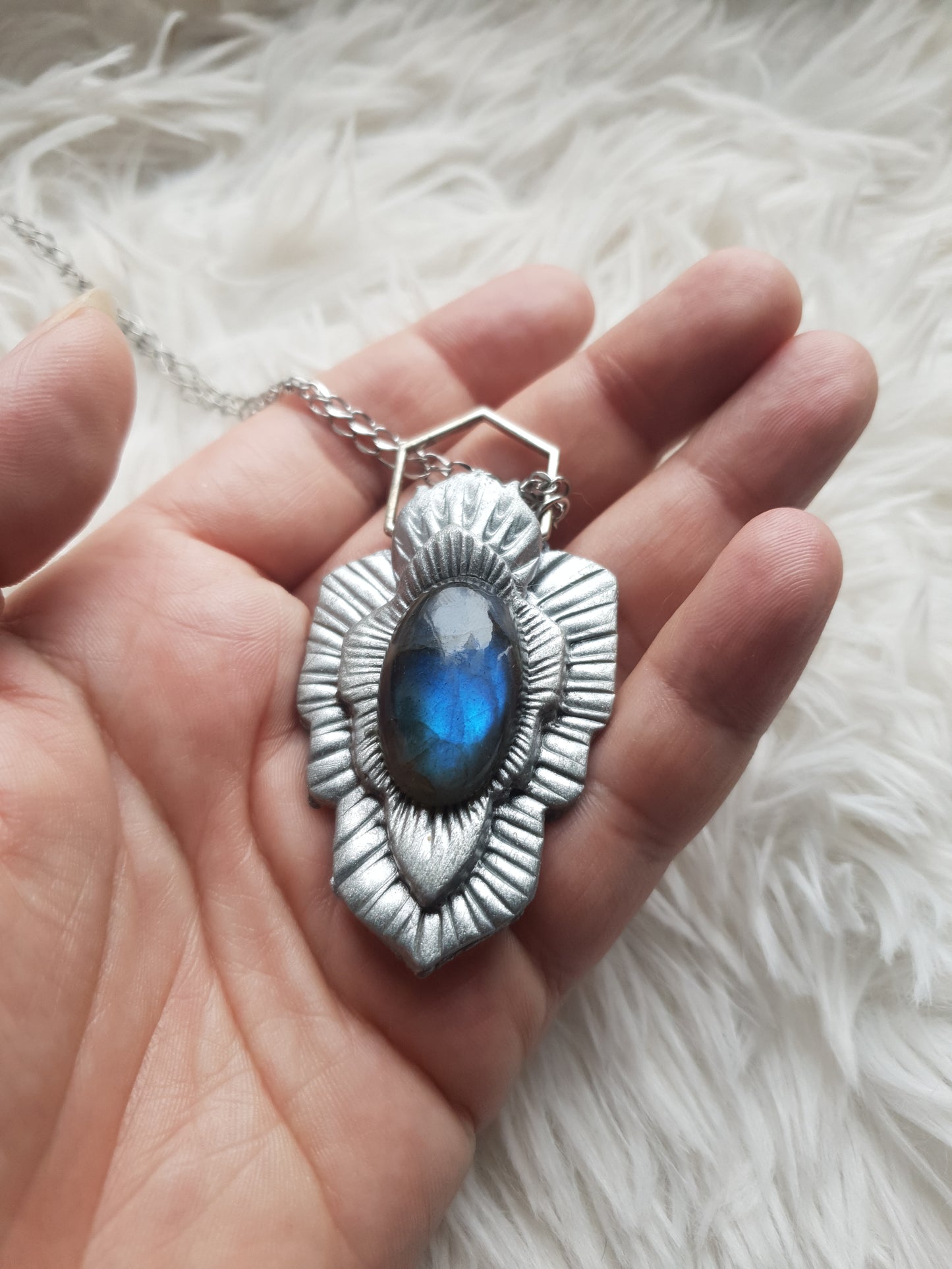 tamno plavi labradorit privjesak - vilinski štit