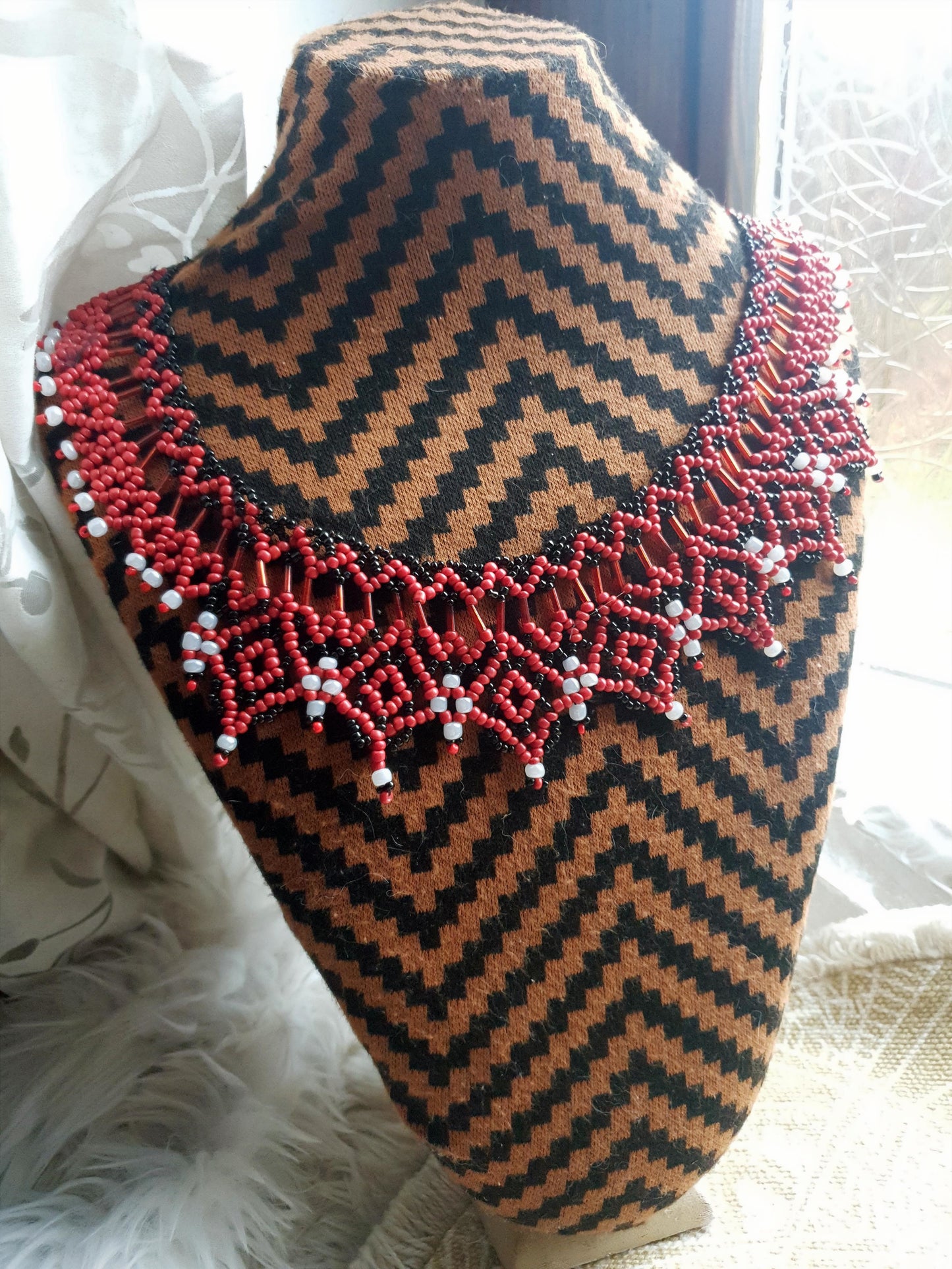 ogrlica od staklenih perlica - bjela - crvena - crna - tradicijski nakit