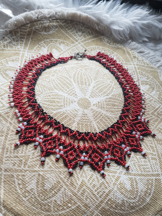 ogrlica od staklenih perlica - bjela - crvena - crna - tradicijski nakit