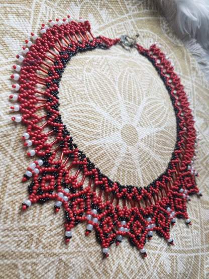 ogrlica od staklenih perlica - bjela - crvena - crna - tradicijski nakit