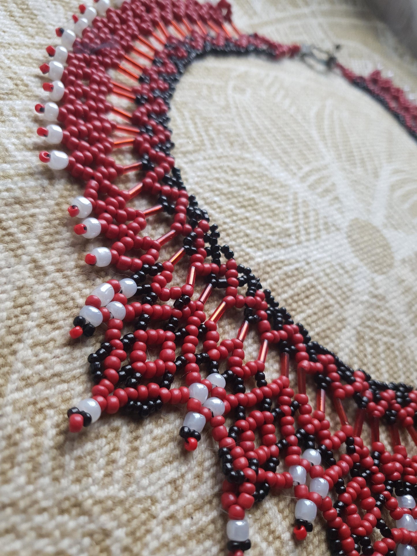ogrlica od staklenih perlica - bjela - crvena - crna - tradicijski nakit