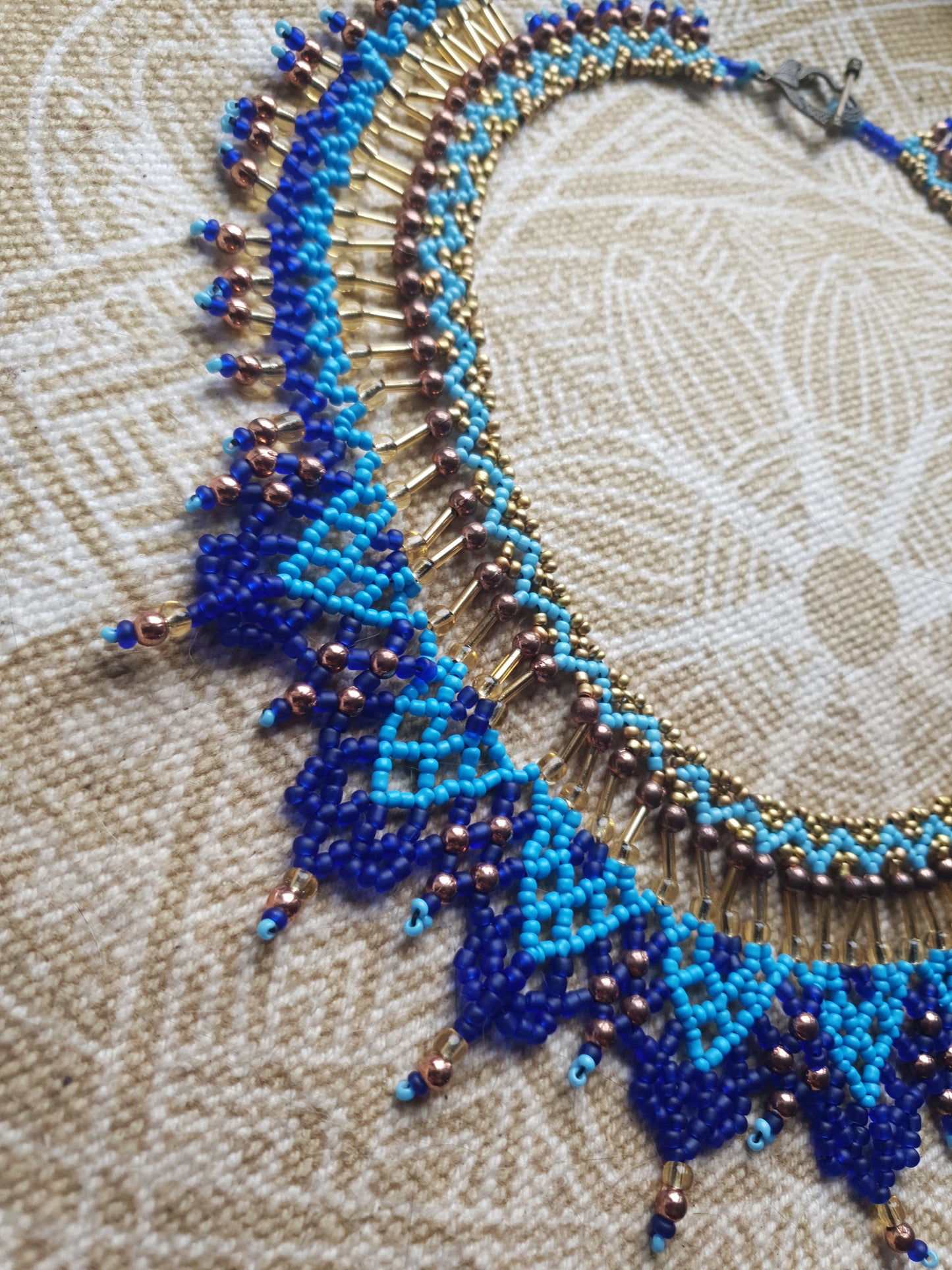 ogrlica od staklenih perlica - tradicijski nakit - plavo zlatno