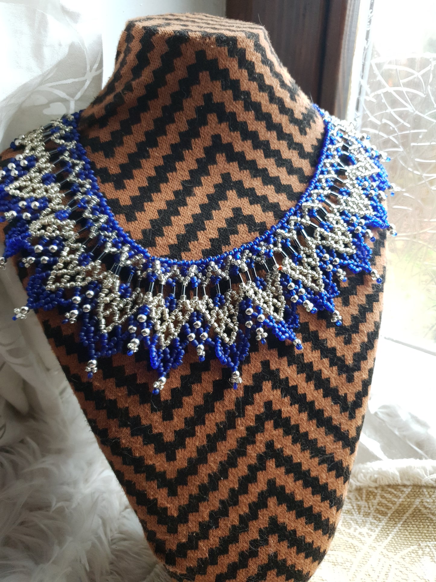 ogrlica od staklenih perlica - tradicijski nakit - plavo srebrno