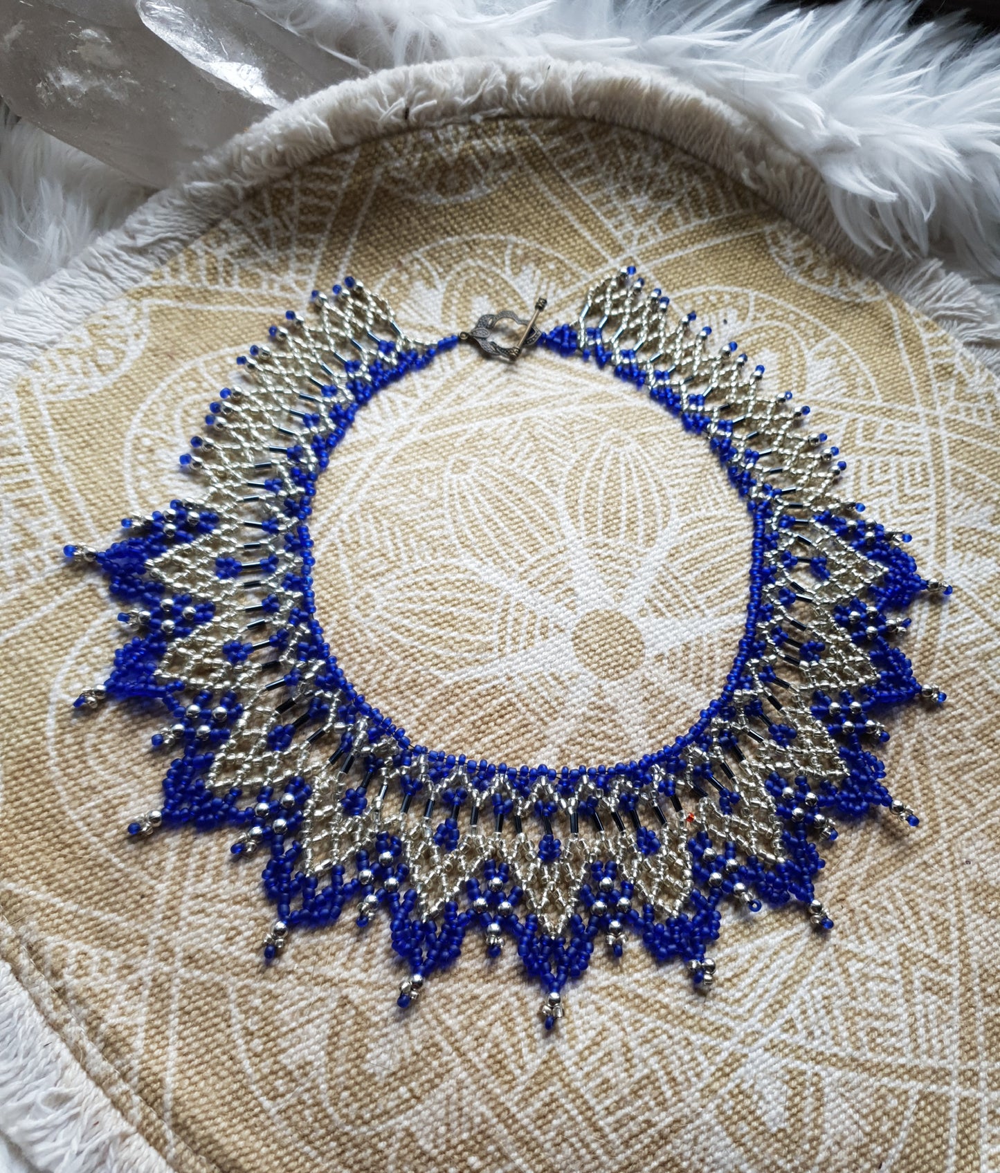 ogrlica od staklenih perlica - tradicijski nakit - plavo srebrno