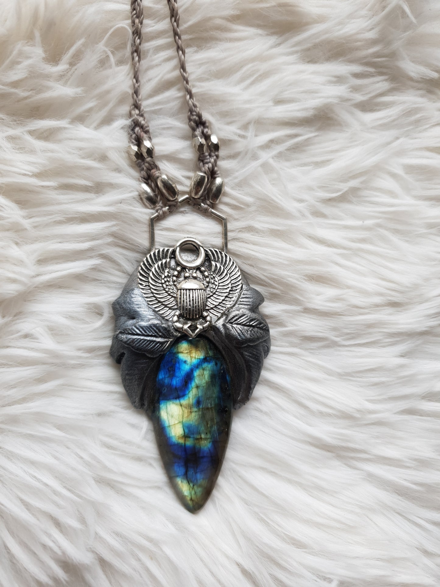 plavo zeleni labradorit skarabej privjesak - khepri