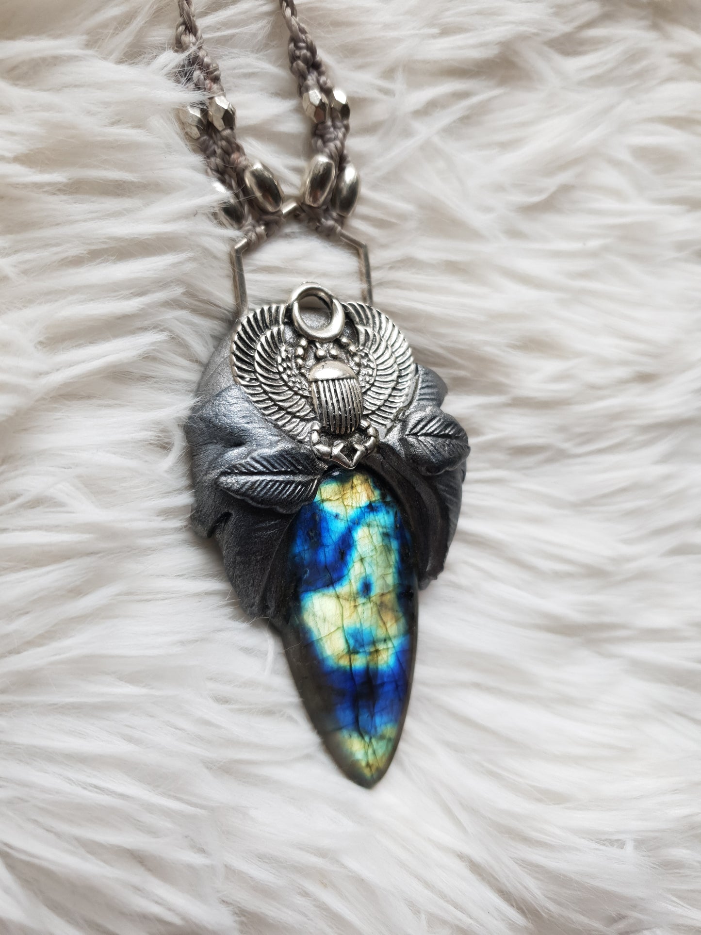 plavo zeleni labradorit skarabej privjesak - khepri