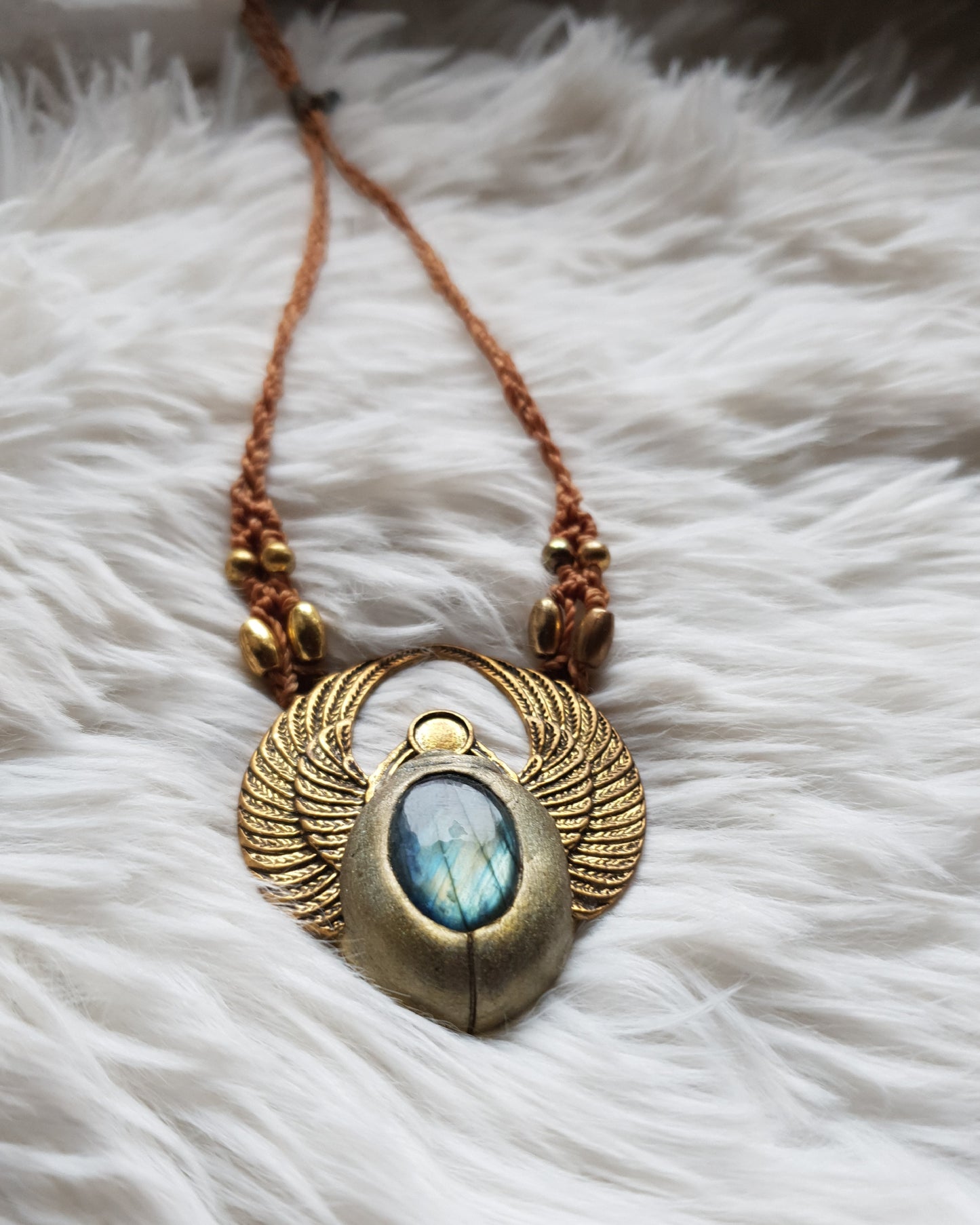 zlatno plavi labradorit skarabej privjesak - khepri