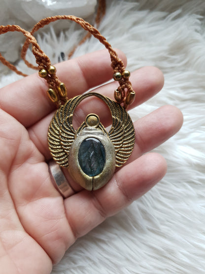 zlatno plavi labradorit skarabej privjesak - khepri