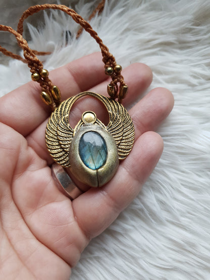 zlatno plavi labradorit skarabej privjesak - khepri