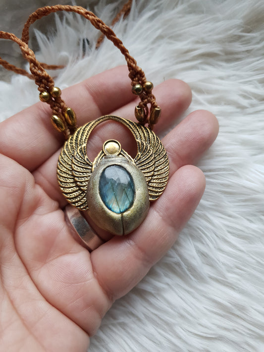 zlatno plavi labradorit skarabej privjesak - khepri