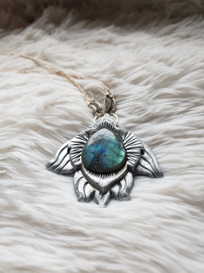 plavi labradorit privjesak