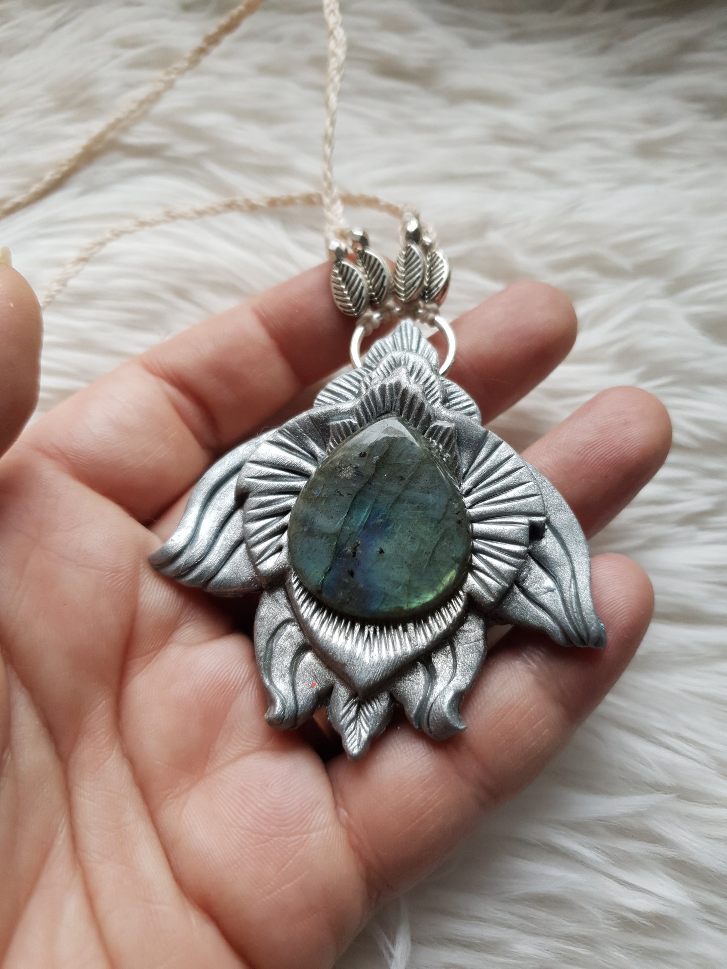 plavi labradorit privjesak