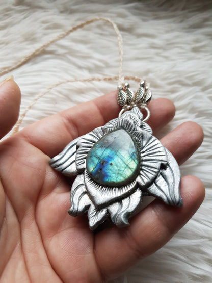 plavi labradorit privjesak