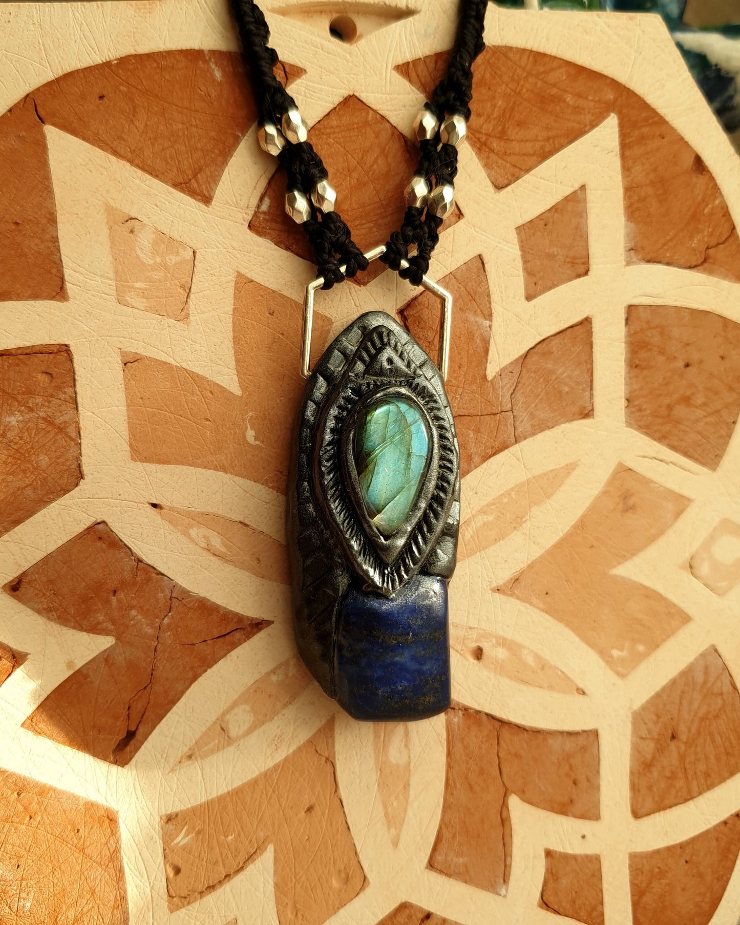 lapis lazuli i plavo-zeleni labradorit privjesak