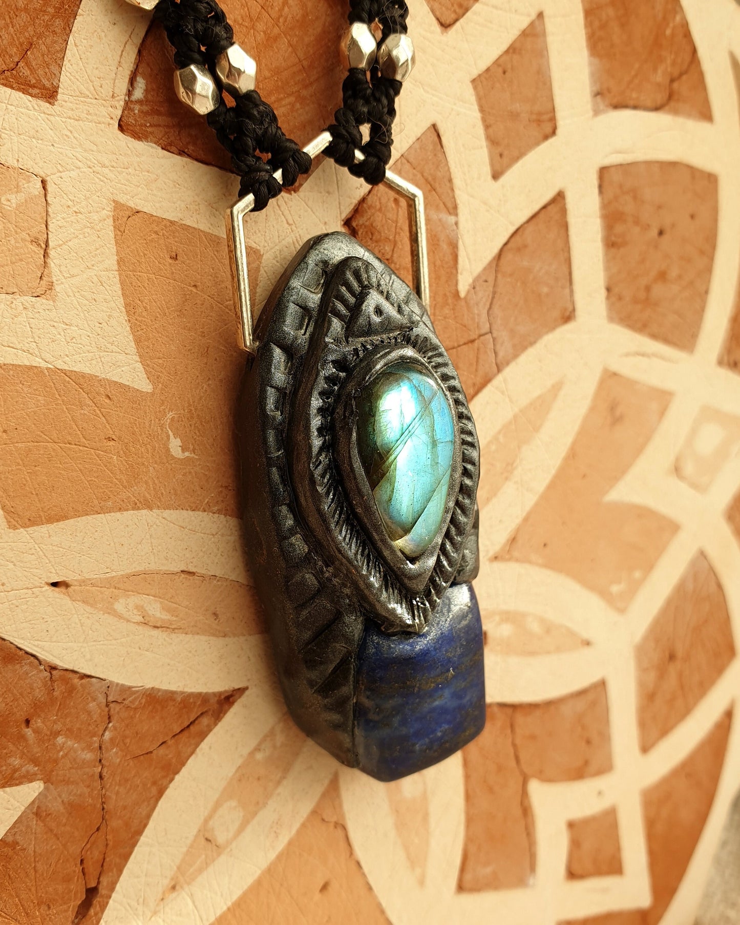 lapis lazuli i plavo-zeleni labradorit privjesak