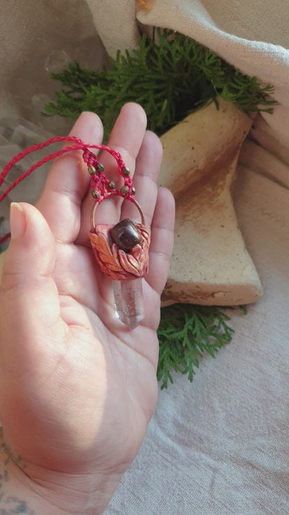 prirodna bistra špica gorskog kristala i granat privjesak